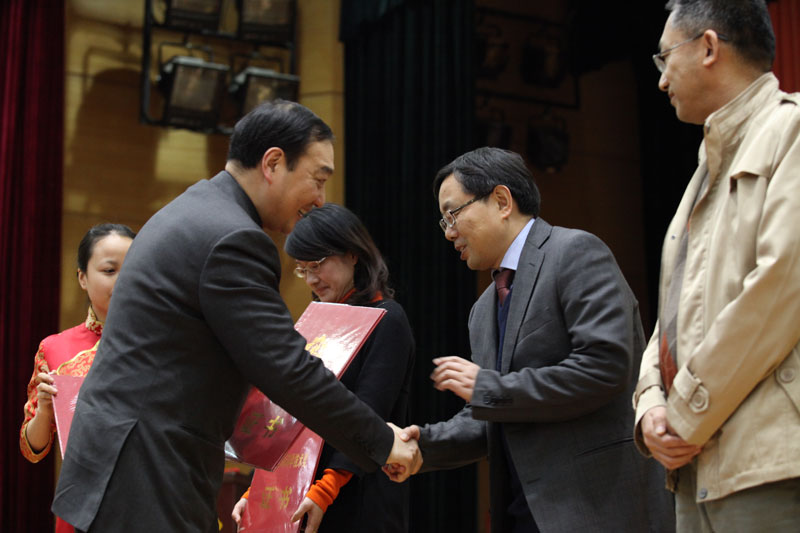 陈亦江副厅长为江苏中医药科技奖获奖者颁奖