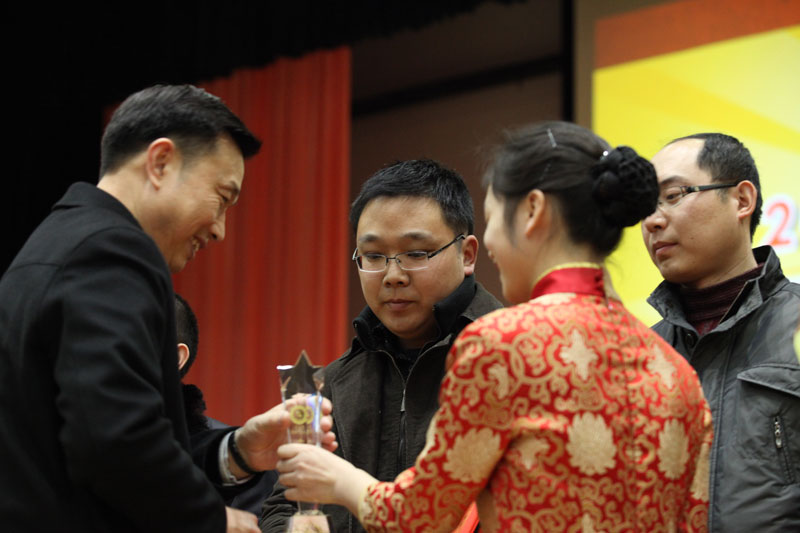 省科协张铁恒副主席为获奖青年颁奖